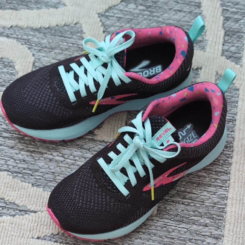 Brooks Women's Revel 5 Size 6.5 Black and Teal Sneakers with Pink Accents